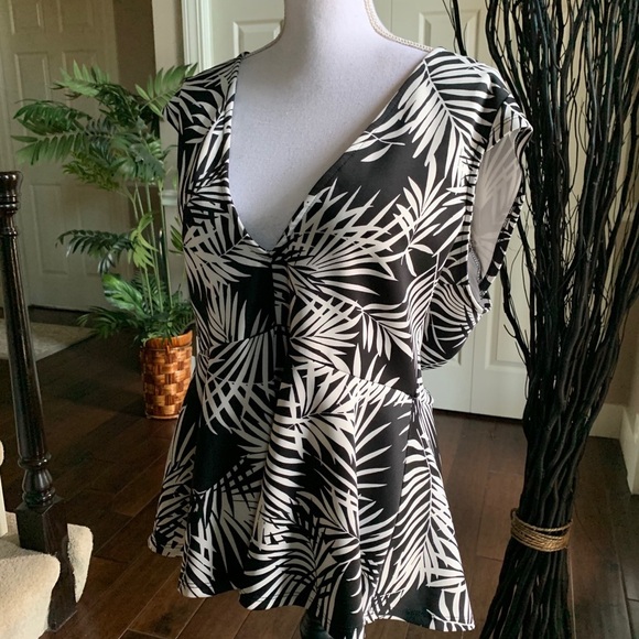 Black and white peplum print top - Picture 2 of 3